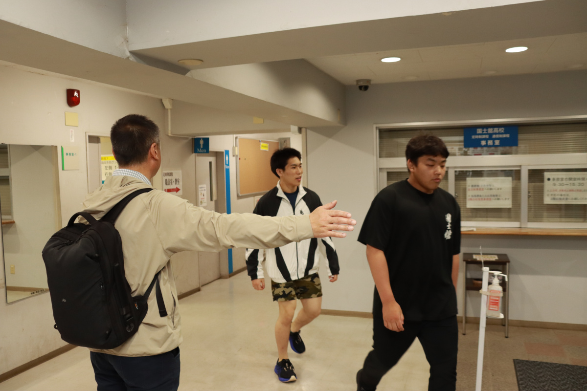 避難する寮生